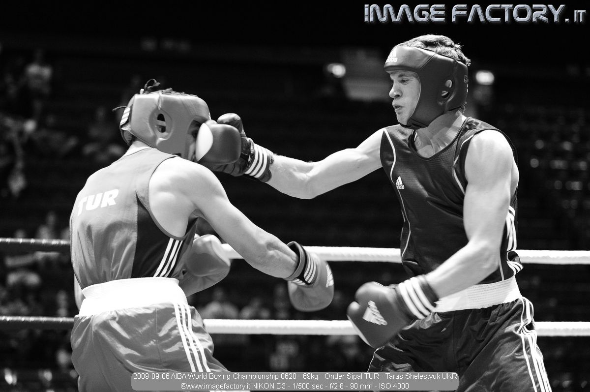 2009-09-06 AIBA World Boxing Championship 0620 - 69kg - Onder Sipal TUR - Taras Shelestyuk UKR
